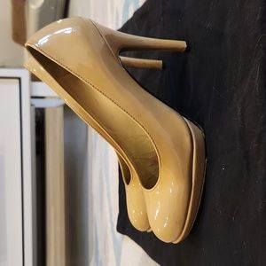 Stuart Weitzman nude pumps size 6